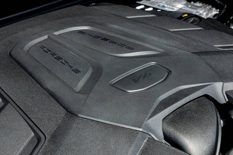  Unter der schmucklosen Motorabdeckung arbeitet ein 3,0-Liter-V6-Monoturbo, der 353 PS und 500 Nm bereitstellt.