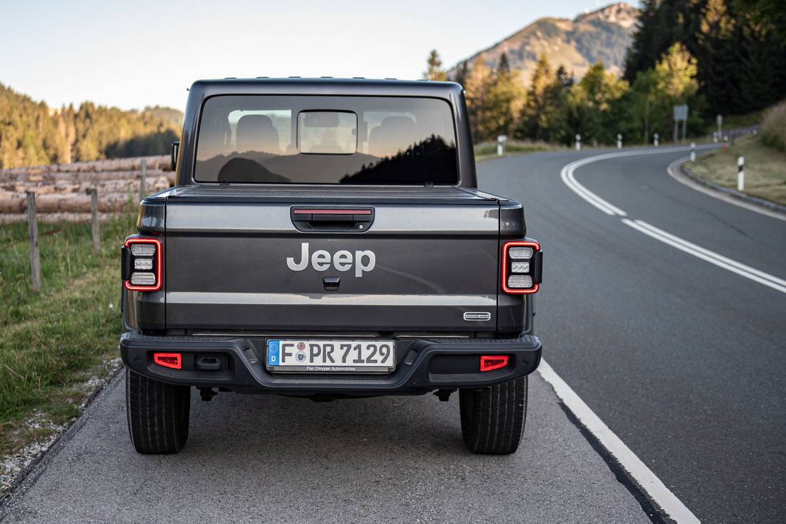 Jeep-Gladiator-Rear