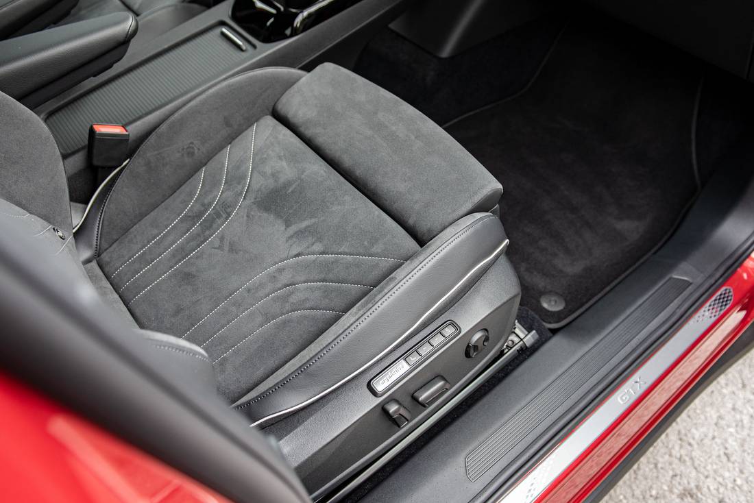  Die bequeme ergoComfort-Sitze taugen sehr für die Langstrecke, der Seitenhalt könnte für eine Sport-Version allerdings ausgeprägter sein.  Optional gibt es eine sanfte Massagefunktion.