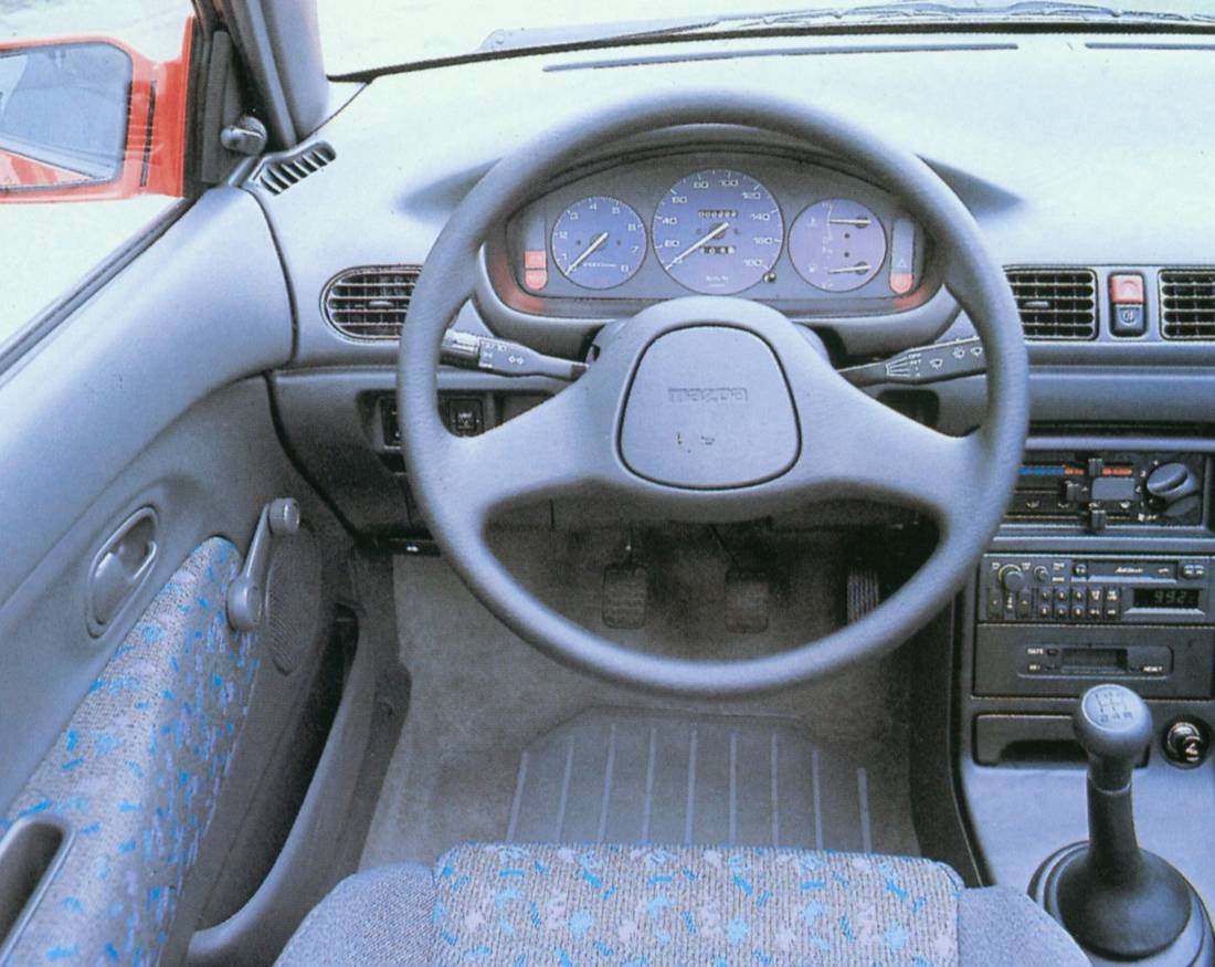 mazda-121-interior