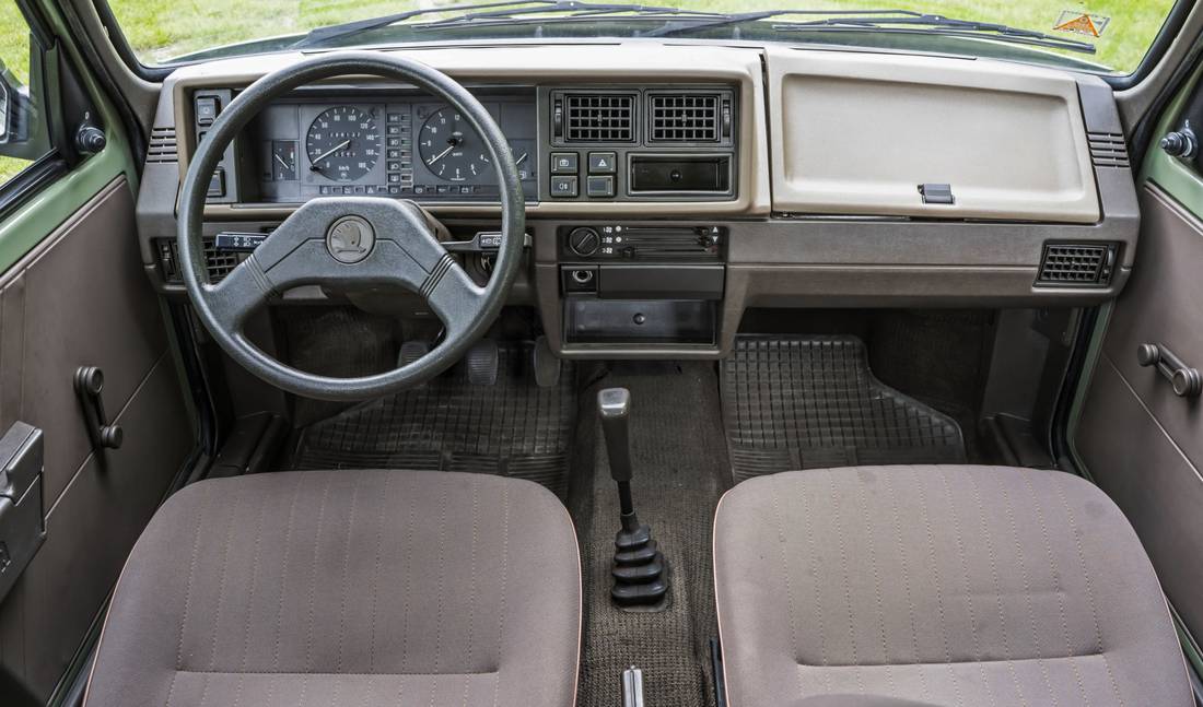 skoda-favorit-interior