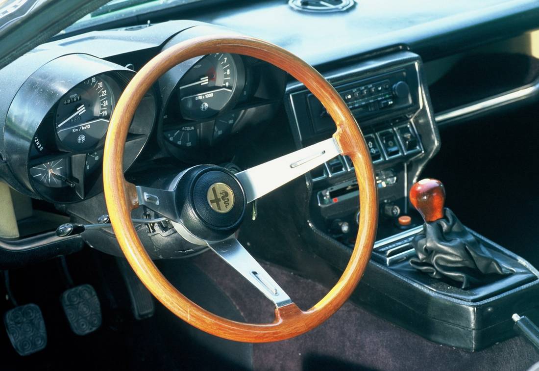 alfa-romeo-montreal-interior