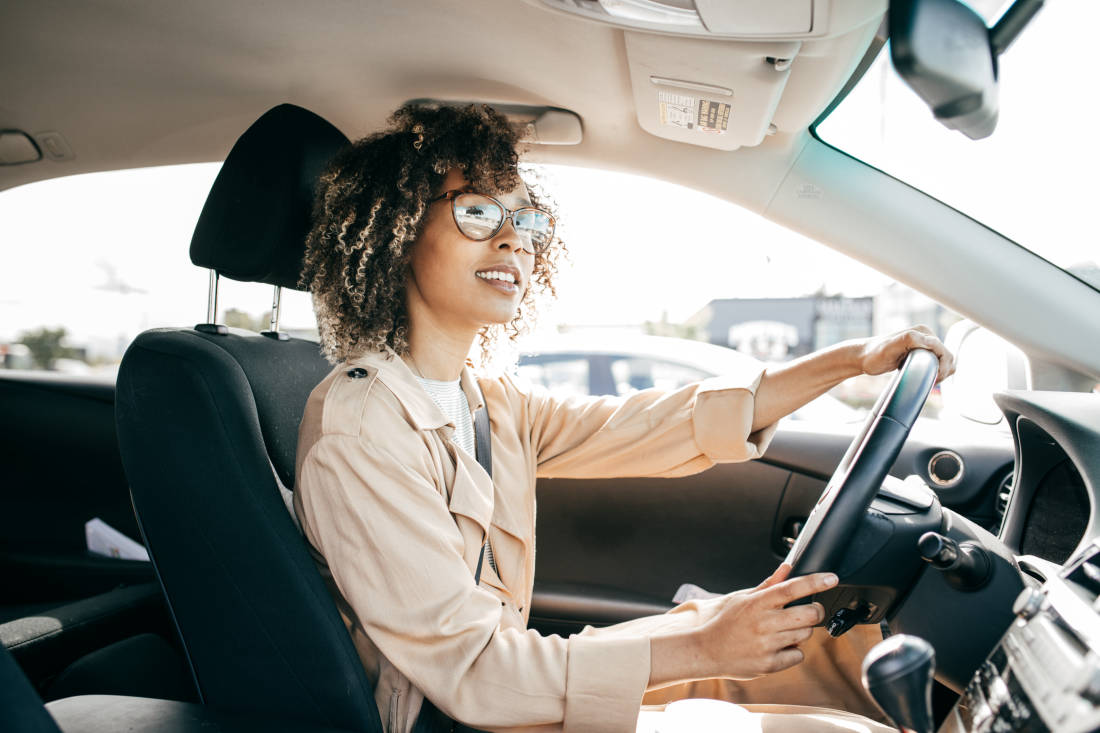 woman benzin alle immer beginnt im eine auto fahrt