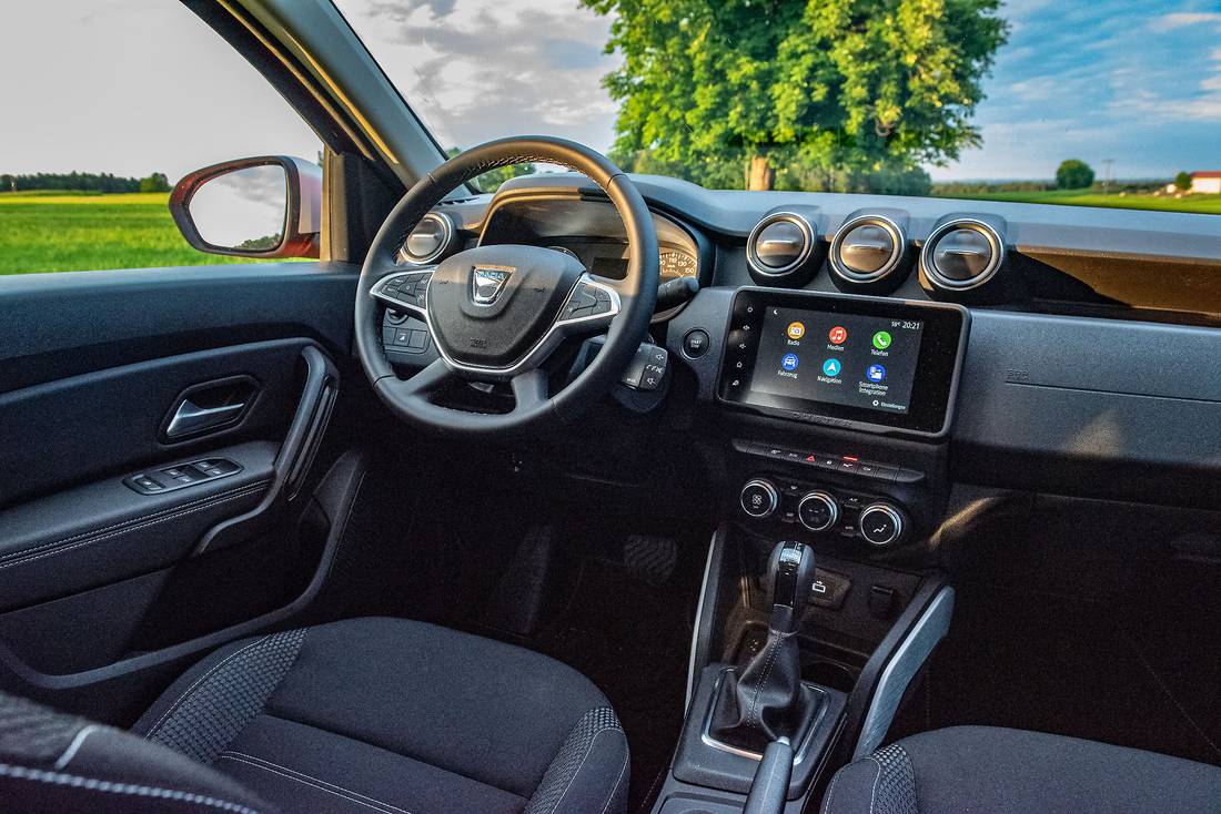  Aufgeräumt und leicht zu bedienen präsentiert sich das Cockpit des Dacia Duster. 