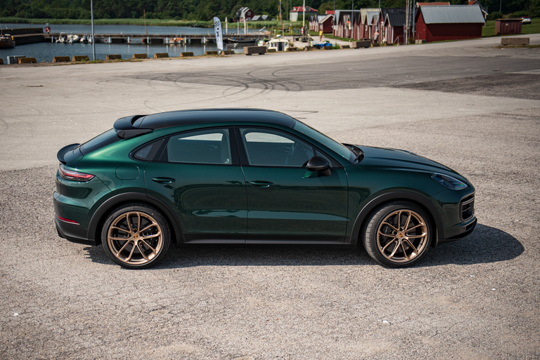 Porsche-Cayenne-Turbo-GT-Side-Top