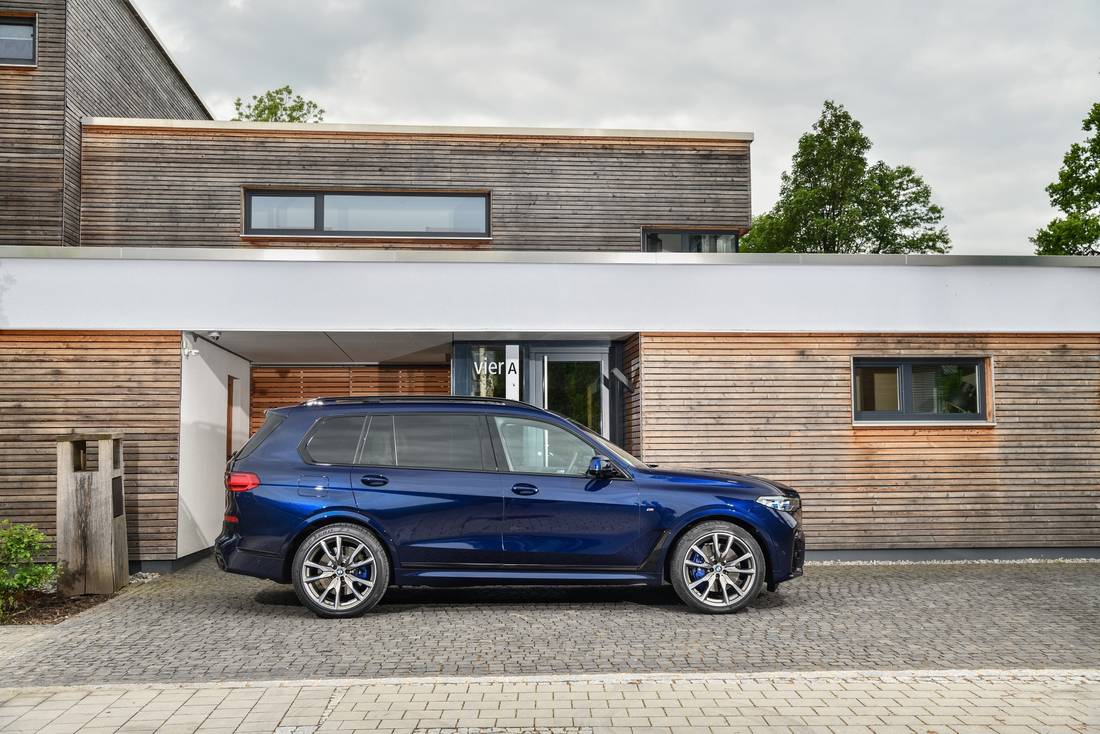 bmw-x7-side
