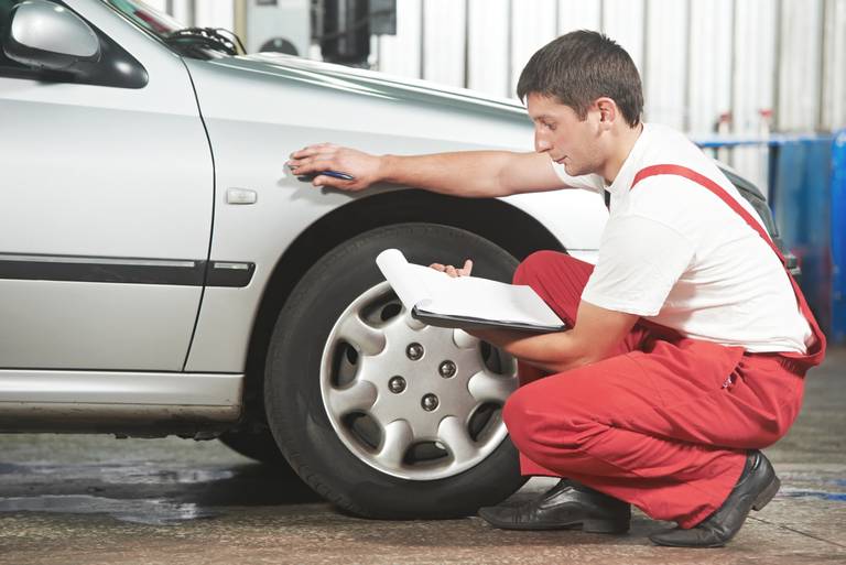 Wann bezahlt die Versicherung die Reparatur eines Steinschlags?