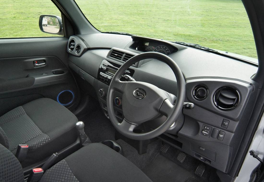 daihatsu-materia-interior