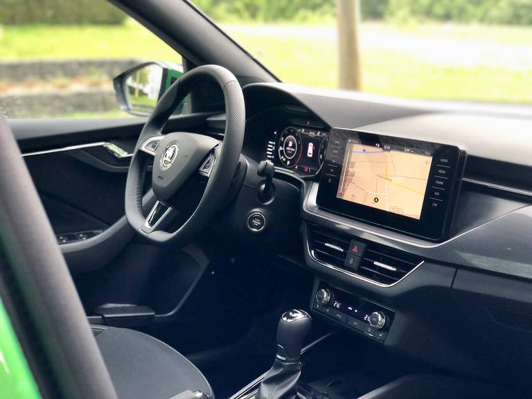 Skoda Kamiq Style Rallye Gruen 2020 Int Cockpit v rechts