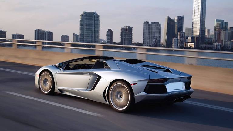  Seit 2011 wird der Lamborghini Aventador als 2-Sitzer-Roadster gebaut. Er gehört definitiv ins Segment der luxuriösen Supersportwagen.