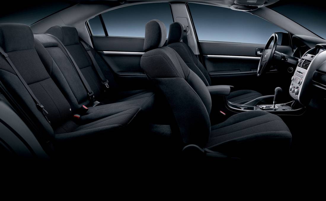 mitsubishi-galant-seats