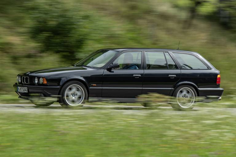  Von 1992 bis 1995 entschieden sich lediglich 891 Kunden für einen BMW M5 Touring. Der maßgeblich von Hand gebaute Kombi ist damit heute einer der seltesten M-Fahrzeuge überhaupt.