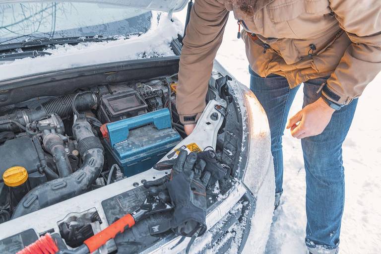  Wer beim Starten im Winter lange orgeln muss, weil der Motor nur unwillig anspringen will, der sollte die  Batterie checken. Denn die 12V-Kraftquelle ist noch immer die häufigsten Pannenursache.