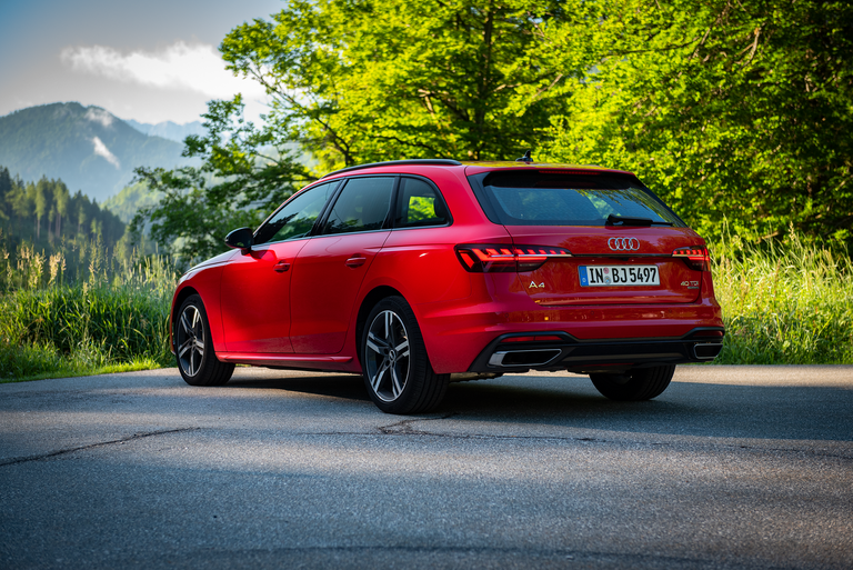  Der Audi A4 Avant bietet als Kombi nicht nur eine niedrige Ladekante, sondern auch einen geräumigen Kofferraum für die Fahrt mit Hund.