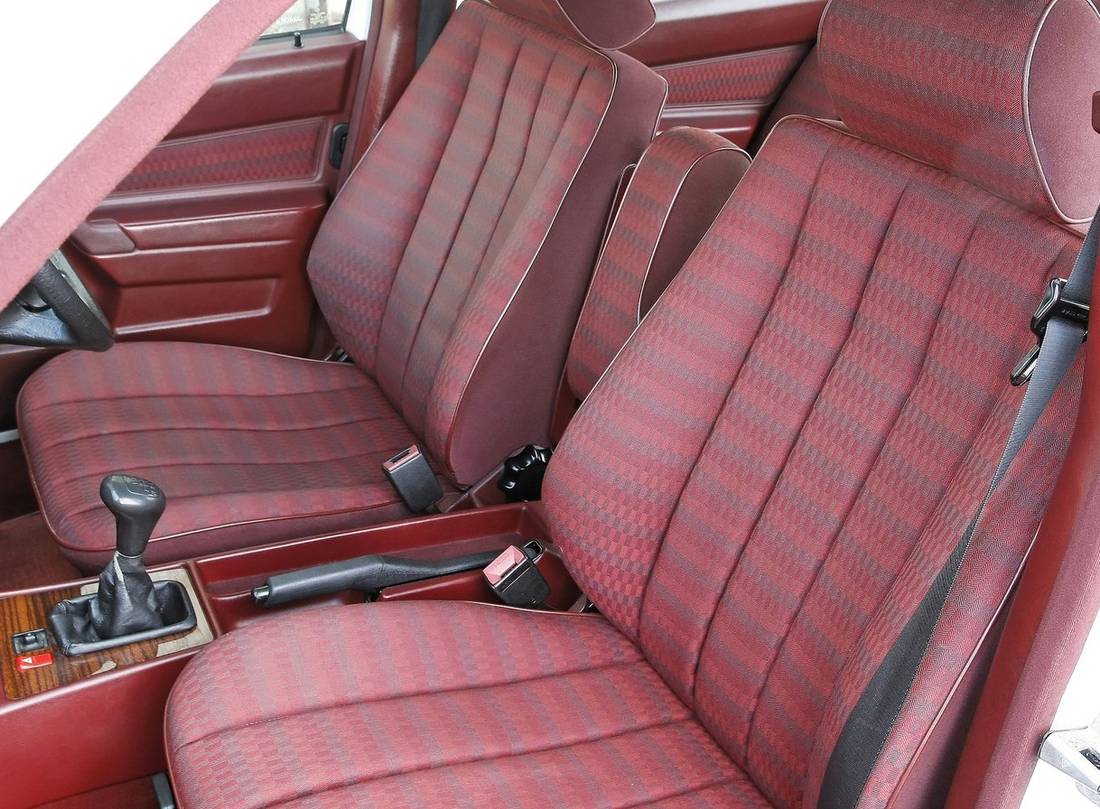 Mercedes-Benz-190E-seating