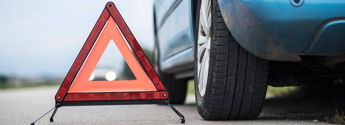 Auto winter und rotes warndreieck fahrzeug mit kaputtem auto