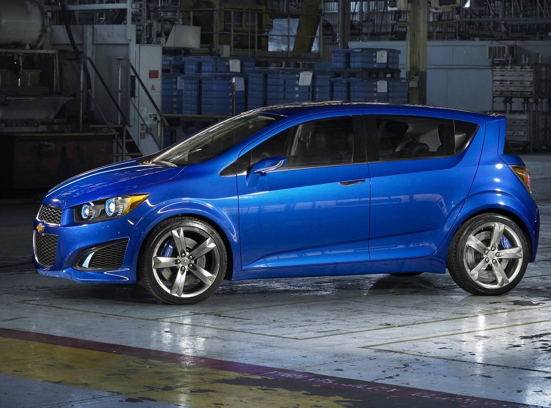 chevrolet-aveo-rs-side