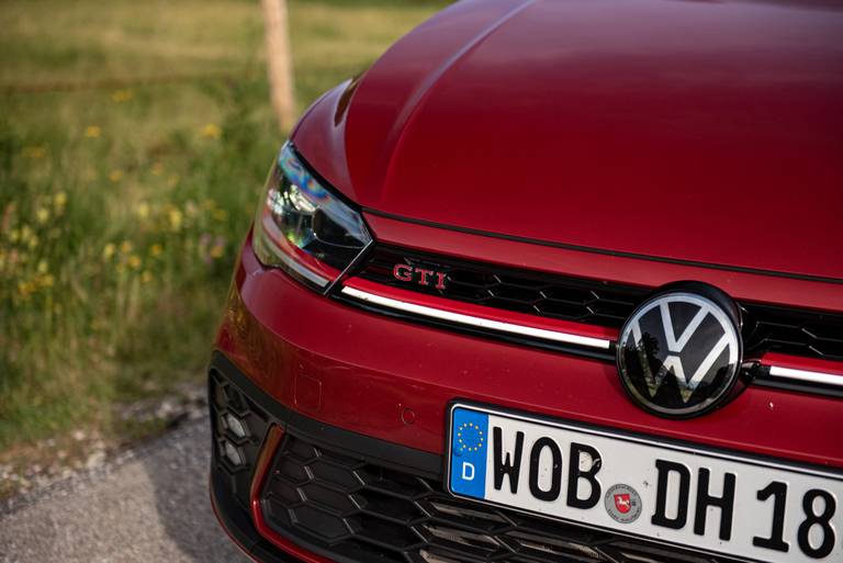  Mit dem Facelift 2020 erhielt der Polo GTI ein durchgezogenes LED-Leuchtband an der Front. Die Matrix-LED-Scheinwerfer sind Serie.