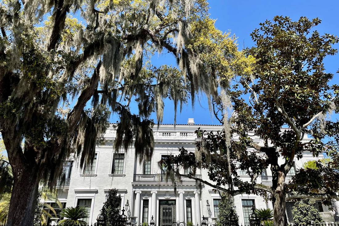  Liebhaber historischer Altstädte kommen an Savannah nicht vorbei. Hier stehen große Südstaaten-Villen unter verwunschenen Baumalleen - jede Straße des Stadtkerns hat ihren eigenen Flair.