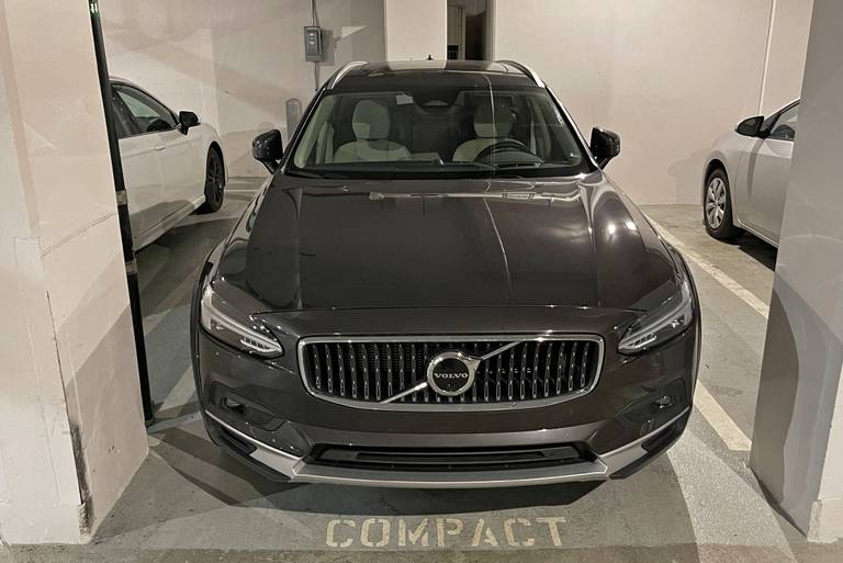  In den USA gelten gemeinhin andere Größenordnungen. So passt in den Staaten der knapp fünf Meter lange V90 auch locker auf einen "Compact"-Parkplatz.