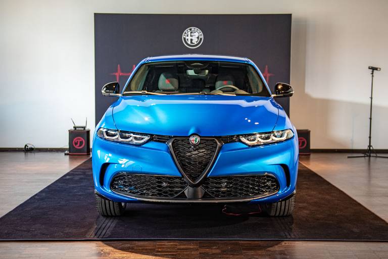  Unverkennbar Alfa Romeo: Der markentypische Trilobo-Grill wird durch markante LED-Scheinwerfer eingerahmt. Pate stand hier der Alfa Romeo SZ Zagato.