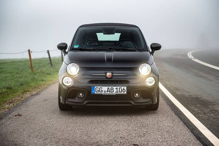  Angriffslustig wie eh und je zeigt sich die Frontpartie des Abarth 695C. Zu sehen ist hier noch das Modelljahr 2022. Mit dem Jahreswechsel gab es kleine optische Änderungen am Lüftungsgitter und der Abgasanlage.