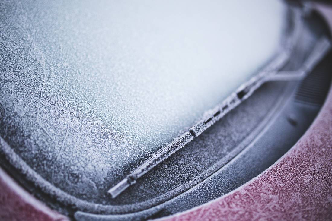 So bekommen Sie die Autoscheibe auch ohne Eiskratzer eisfrei