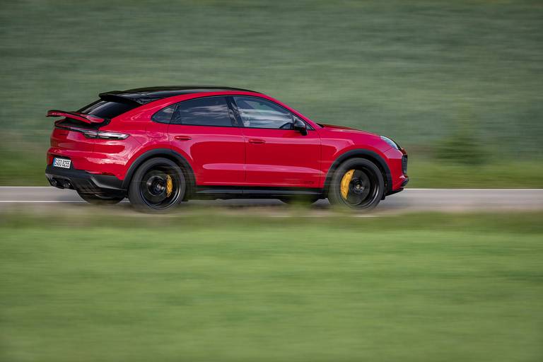 Porsche-Cayenne-GTS-Coupe-2020-Side-Dynamic