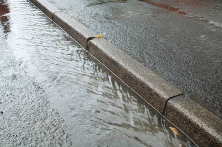 Wasser auf der Straße