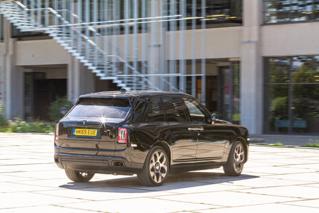  Luxus  mit  Geländetauglichkeit  vereint: Der Rolls-Royce Cullinan bietet  diese  Eigenschaften  zum  hohen Preis.