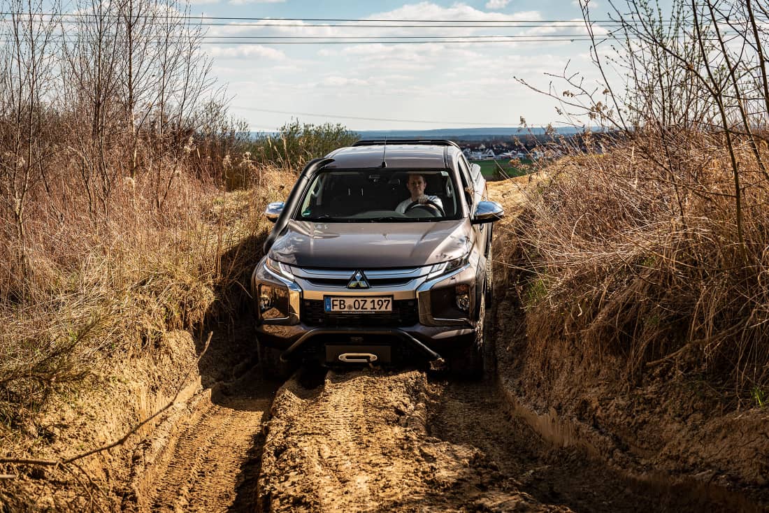 Mitsubishi L200 front