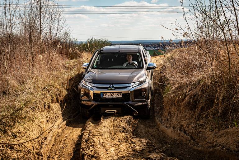 Mitsubishi-L200-Front