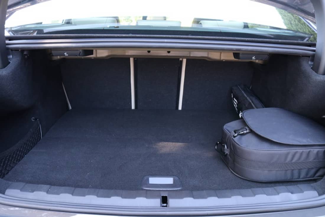 bmw-330e-trunk