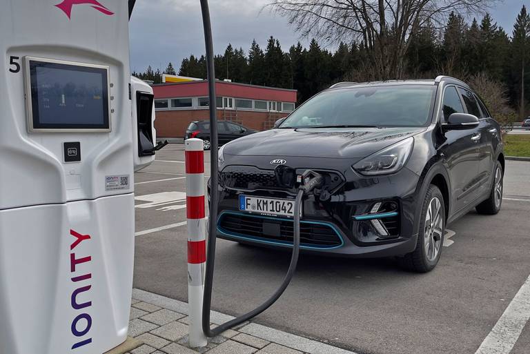 Kia-e-Niro-64-kWh-Charging