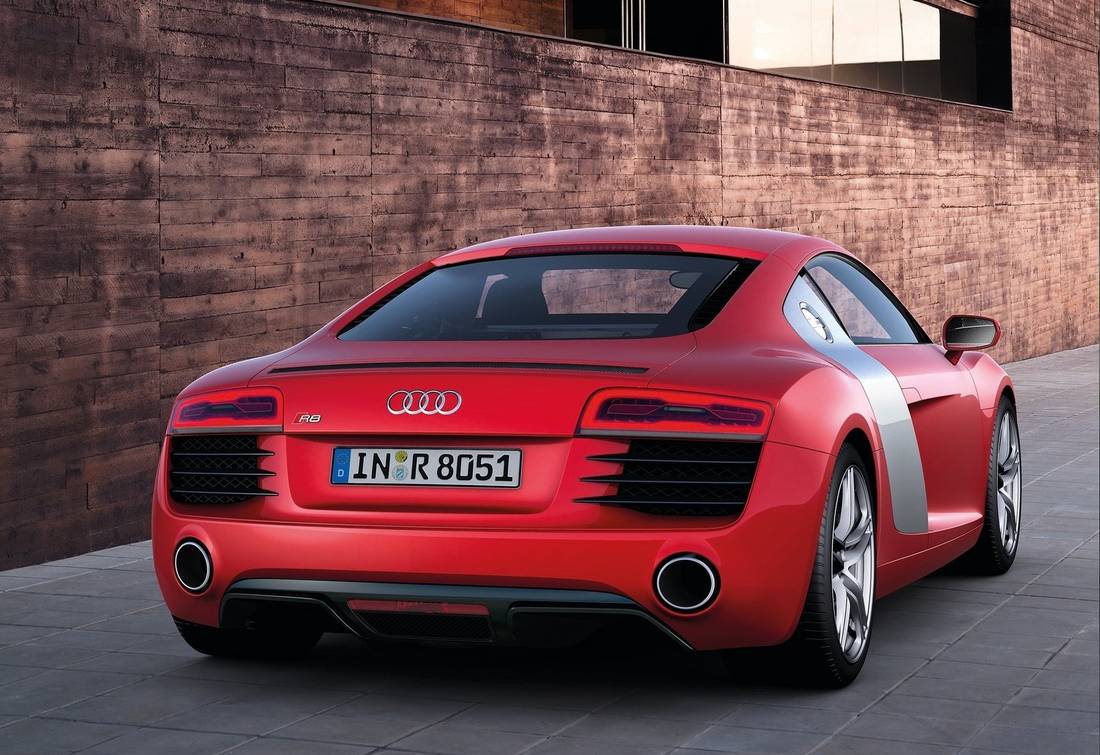 audi-r8-back