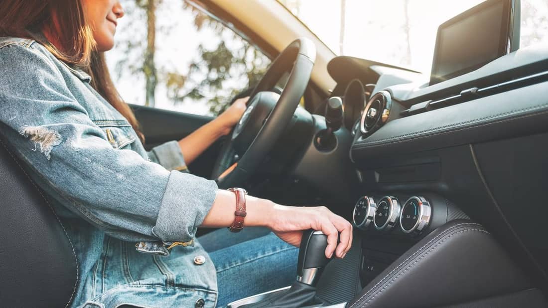 Fahrerin im Auto beim Schalten