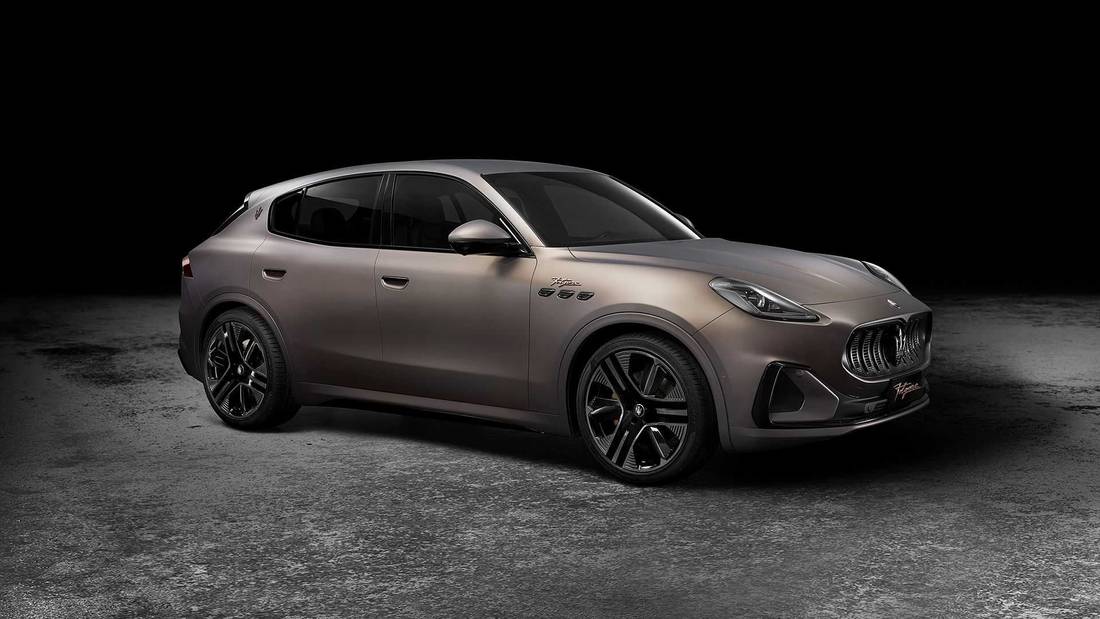  The electric Maserati Grecale Folgore is recognizable by its aero features such as the special rims and the partially closed grille.