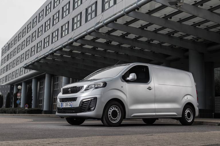  Die Transporter Peugeot Expert, Citroen Jumper und Toyota Proace sind baugleich.