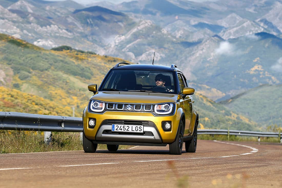  Der Suzuki Ignis fährt als Mini-SUV in Crossoptik vor.