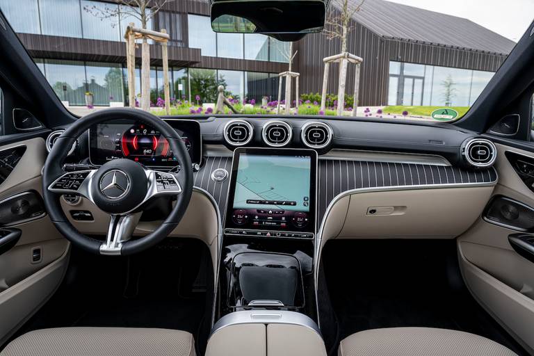  Das Cockpit der Mercedes C-Klasse.