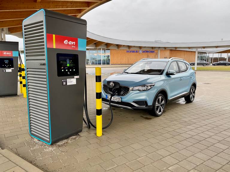 MG ZS EV 2021 Blau Ladesäule