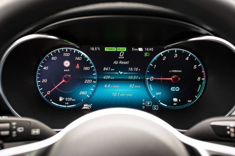 Mercedes-Benz-C300de-Instrument