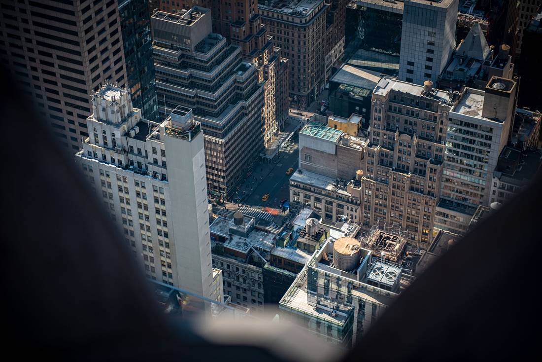  Der Blick über New York bleibt atemberaubend und erlaubt bei genauem Hinsehen so manchen Schnappschuss. Doch billig ist das Vergnügen schon lange nicht mehr zu haben, wie das Beispiel des Rockefeller Center zeigt.