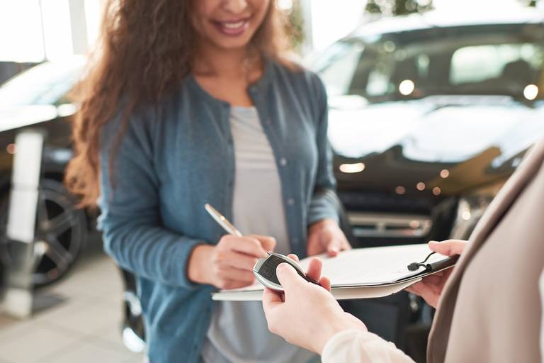  Beim Autoleasing werden die Zahlungen in Form von monatlichen Leasingraten geleistet.