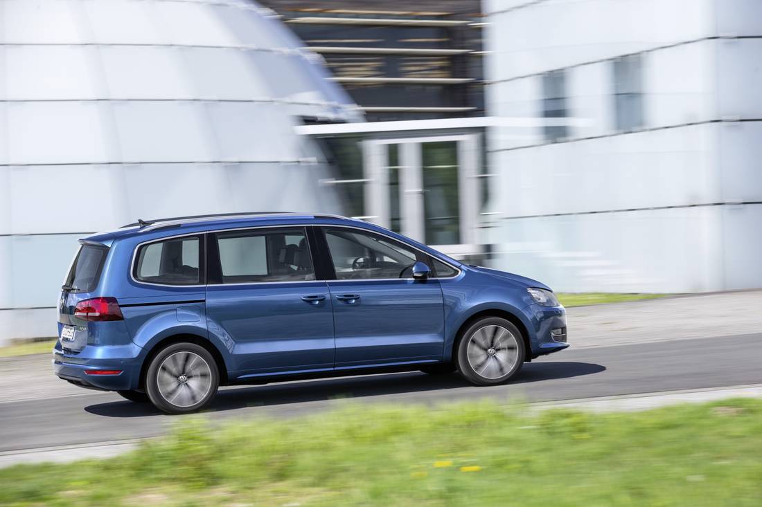  Der VW Sharan präsentiert sich als praktischer und großzügiger Familienvan.