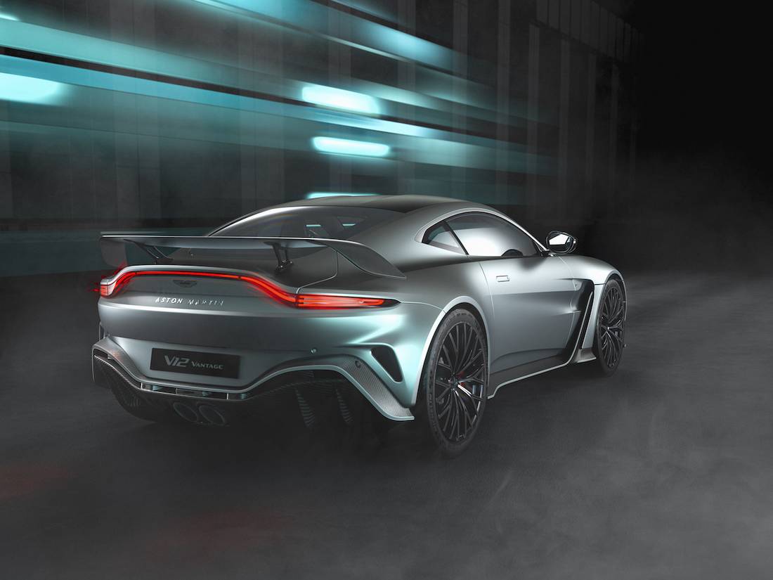 Aston Martin V12 Vantage (2022) statisch, achteraanzicht