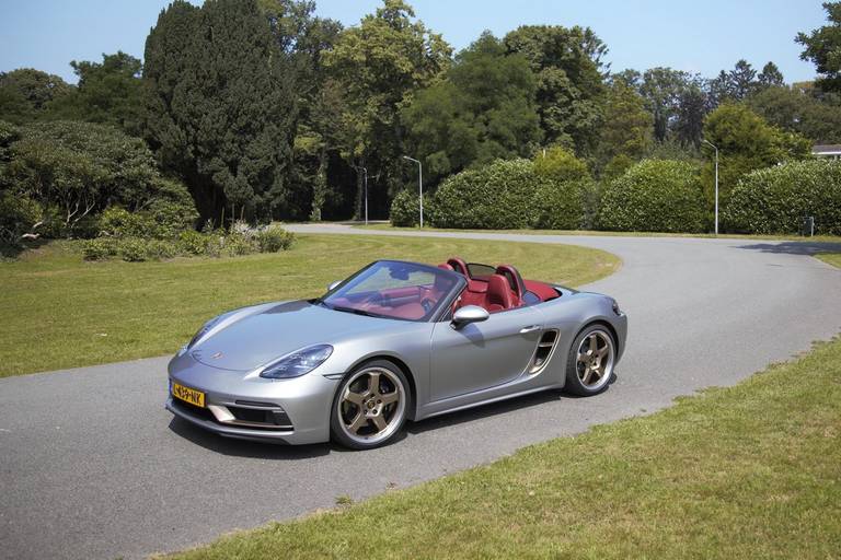  Während Porsche 911 Cabrio oder Targa zu den großen Klassikern gehören, gibt es ab Mitte der 1990er Jahre mit dem Boxster eine neue Roadster-Einstiegsbaureihe.