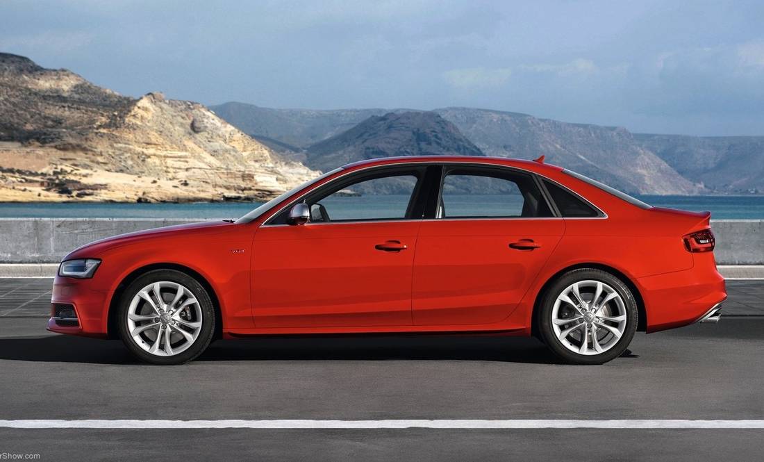 Audi-S4-B8-Side