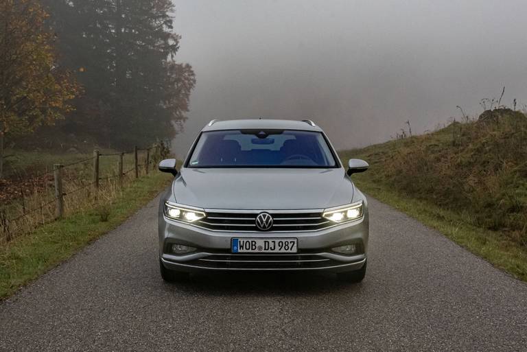 VW-Passat-Variant-2022-Front