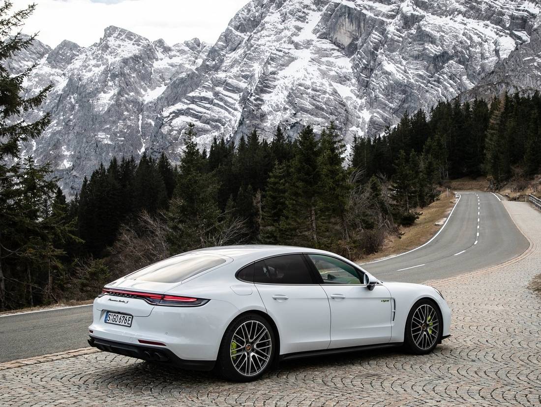 porsche-panamera-turbo-s-e-hybrid-back